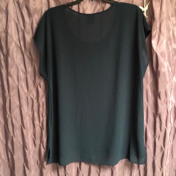 Free flowing top with pretty sparkle design - Picture 6 of 6